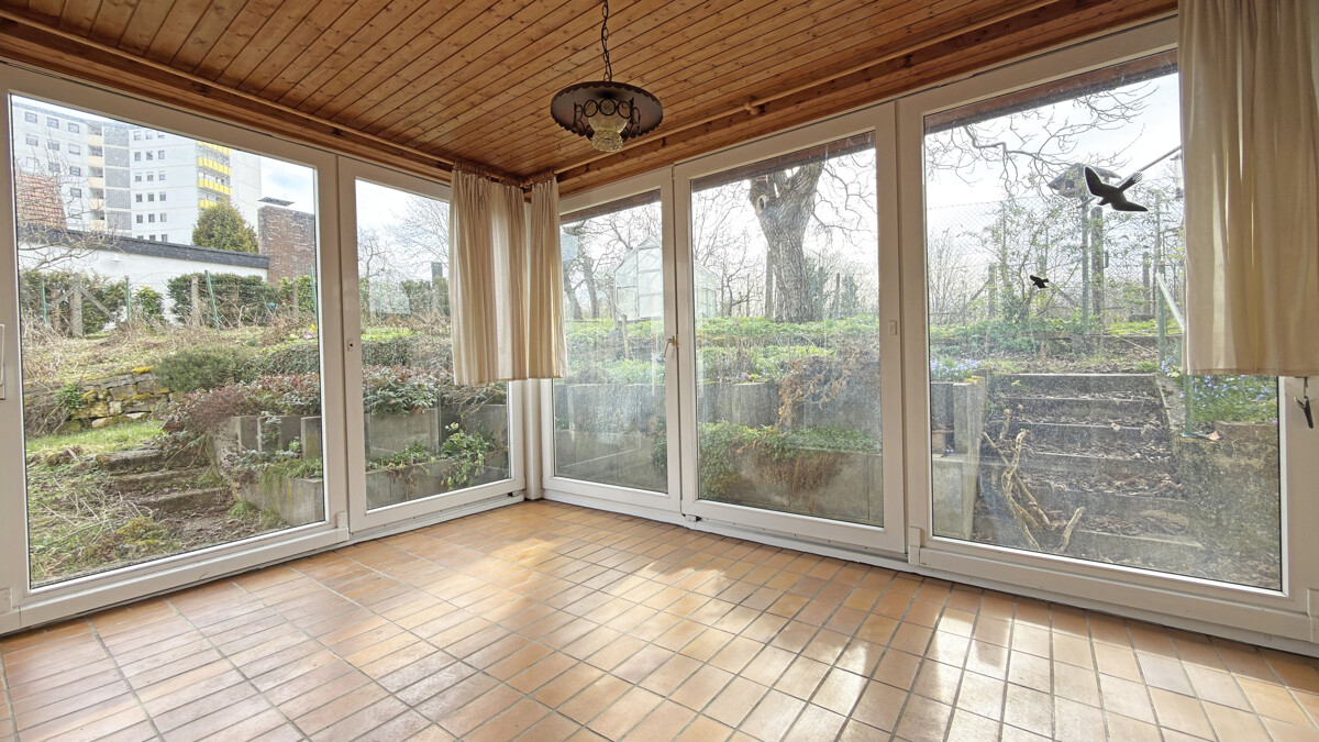 Ideal für 2 Parteien mit Freude am großen Garten - Wintergarten (3718)