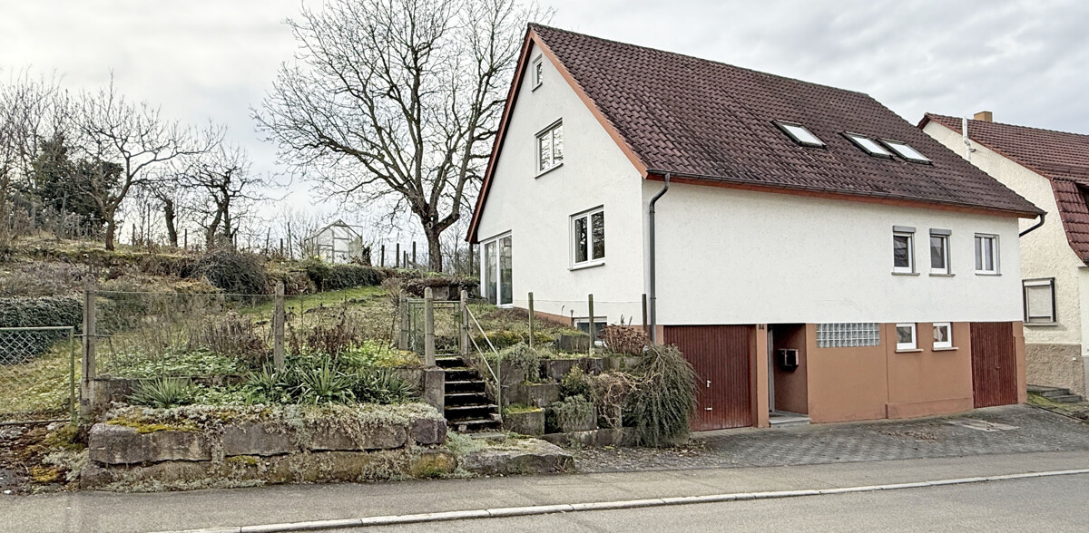 Ideal für 2 Parteien mit Freude am großen Garten - Hausansicht (3720)