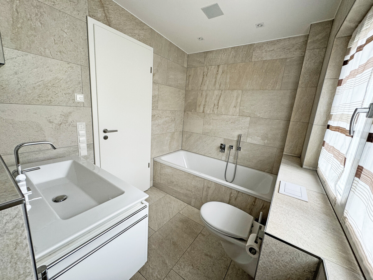 Exklusives Wohnen im Penthouse in Reutlingen-Hohbuch - Badezimmer (4032)