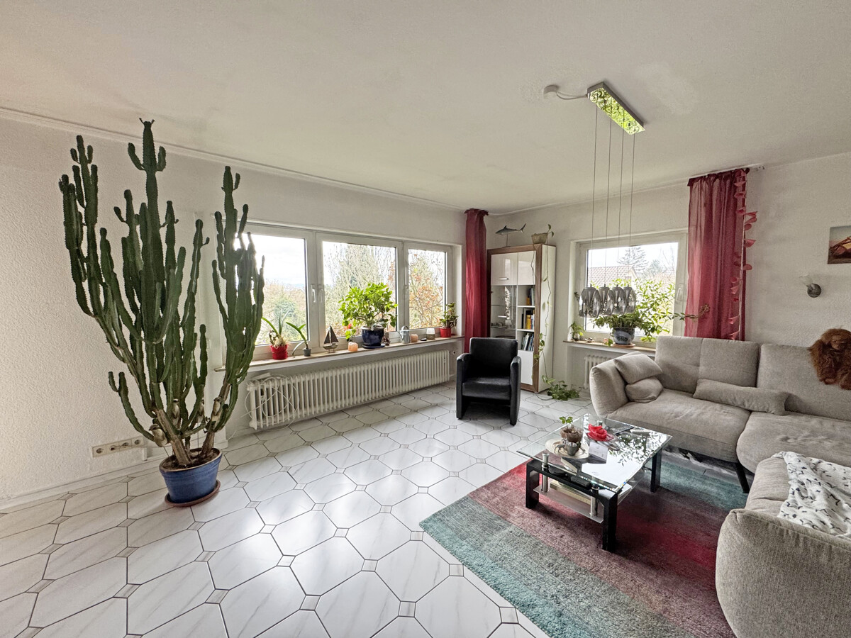 Ein großes Haus mit Mietpotential für den Gartenliebhaber - Wohnzimmer (3654)