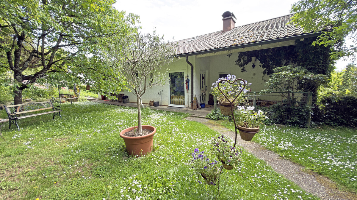 Ein großes Haus mit Mietpotential für den Gartenliebhaber - Haus Rückseite (3656)