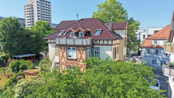 Modern wohnen mit Altbaucharme und schönem Ausblick - Hausansicht (3464)