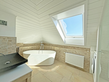 Modern wohnen mit Altbaucharme und schönem Ausblick - Bad (3462)